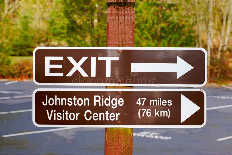 Znak wyjścia i kierunkowy do centrum zwiedzania Johnston Ridge w centrum zwiedzania Mt St Helens zdjęcie stock Znak wyjścia i kierunkowy do centrum zwiedzania Johnston Ridge w centrum zwiedzania Mt St Helens zdjęcie stock
