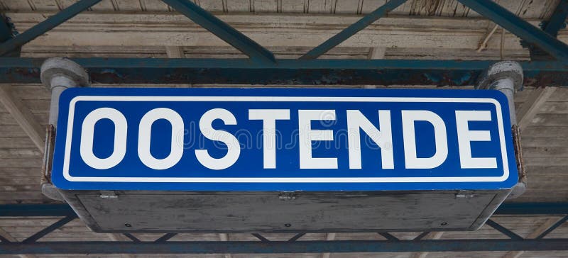 Znak z imieniem stacja kolejowa. Ostend, Belgia zdjęcie stock Znak z imieniem stacja kolejowa. Ostend, Belgia zdjęcie stock