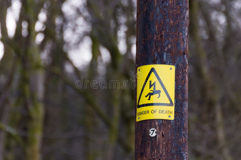 Znak zagrożenia na słupie drewnianym zdjęcie stock Znak zagrożenia na słupie drewnianym zdjęcie stock