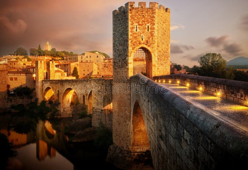 Znany Most Romanesque w Besalú, Katalonia, Hiszpania, podczas zachodu słońca zdjęcia royalty free Znany Most Romanesque w Besalú, Katalonia, Hiszpania, podczas zachodu słońca zdjęcia royalty free