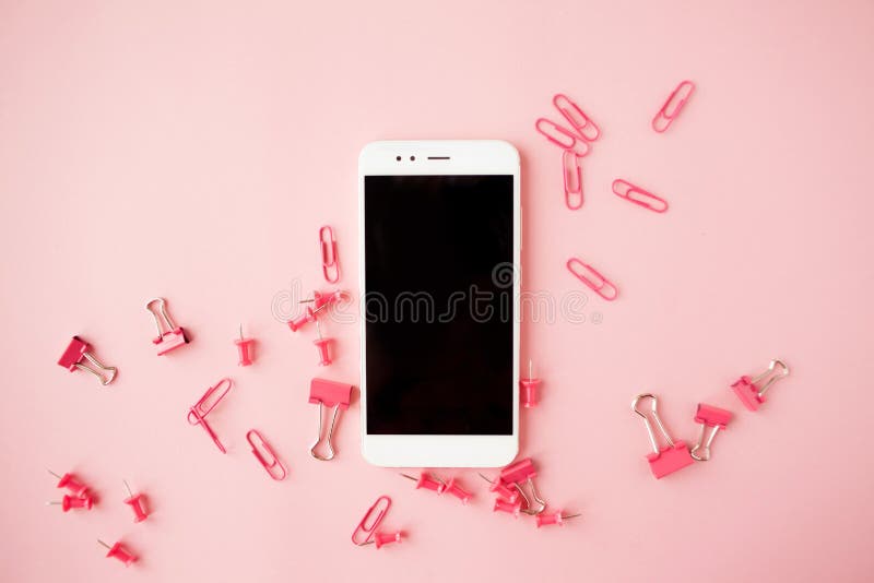 Zniweczony Różowy materiały, biały smartphone, Różowy tło flatlay zdjęcia royalty free Zniweczony Różowy materiały, biały smartphone, Różowy tło flatlay zdjęcia royalty free