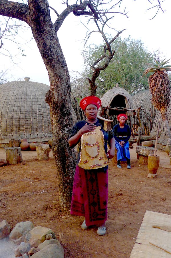 Zoeloes vrouw in het traditionele sluiten in Shakaland Zoeloes Dorp, Zuid-Afrika royalty-vrije stock afbeeldingen Zoeloes vrouw in het traditionele sluiten in Shakaland Zoeloes Dorp, Zuid-Afrika royalty-vrije stock afbeeldingen