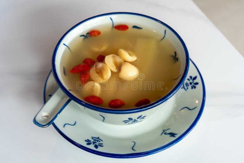 Zoet dessert van cassave, lotuszaad en gember stock afbeeldingen