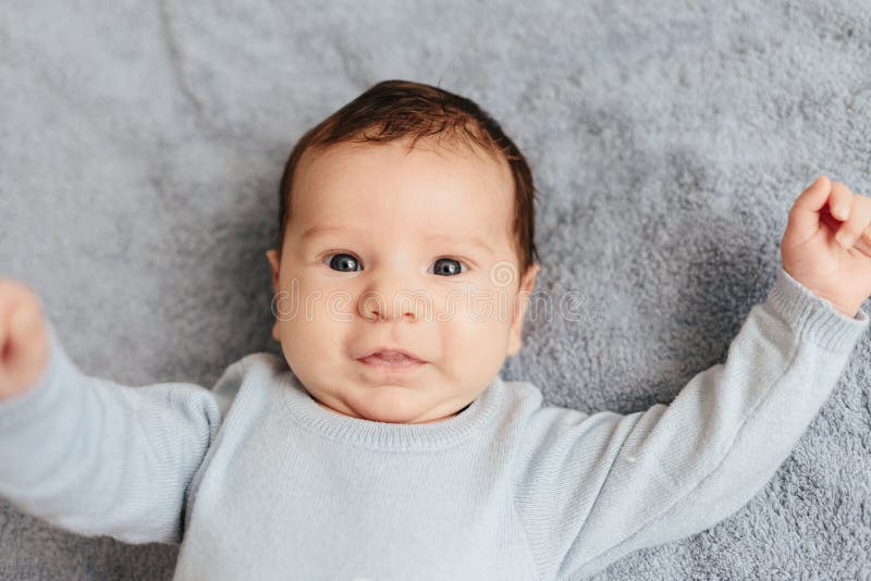 Zoete baby die op een bed liggen Gezondheidszorg, pediatrie Portret van een leuke babyjongen stock fotografie Zoete baby die op een bed liggen Gezondheidszorg, pediatrie Portret van een leuke babyjongen stock fotografie