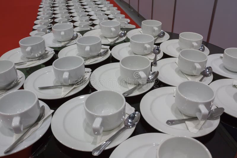Zoete croissant en een kop van koffie op de achtergrond royalty-vrije stock afbeelding Zoete croissant en een kop van koffie op de achtergrond royalty-vrije stock afbeelding
