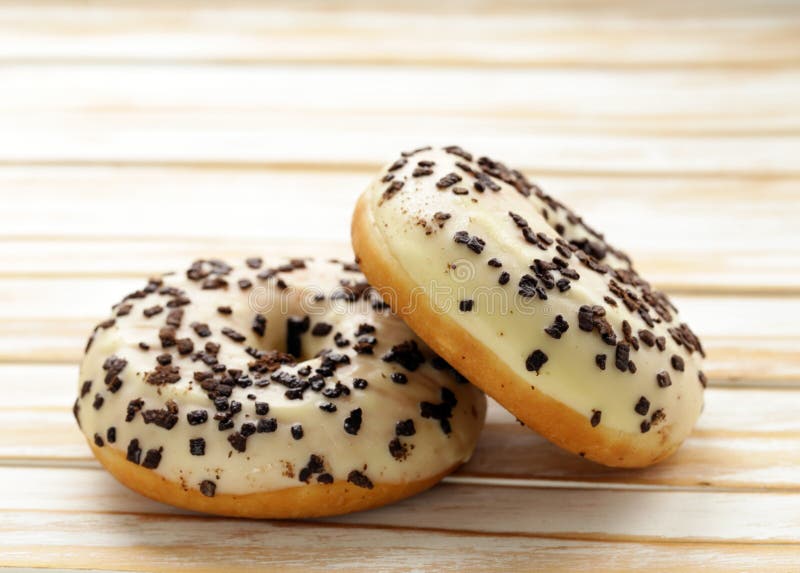 Zoete donuts met suiker en chocolade royalty-vrije stock foto Zoete donuts met suiker en chocolade royalty-vrije stock foto
