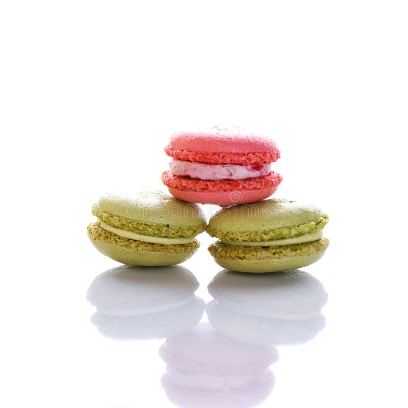 Zoete en kleurrijke Franse makarons of macaron op witte achtergrond royalty-vrije stock fotografie Zoete en kleurrijke Franse makarons of macaron op witte achtergrond royalty-vrije stock fotografie