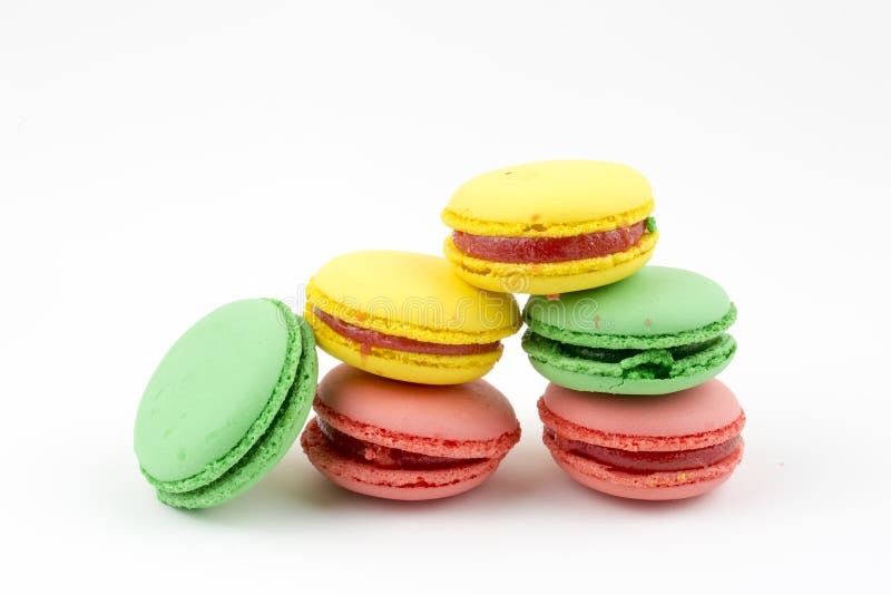 Zoete en kleurrijke Franse makarons of macaron op witte achtergrond, Dessert royalty-vrije stock foto Zoete en kleurrijke Franse makarons of macaron op witte achtergrond, Dessert royalty-vrije stock foto