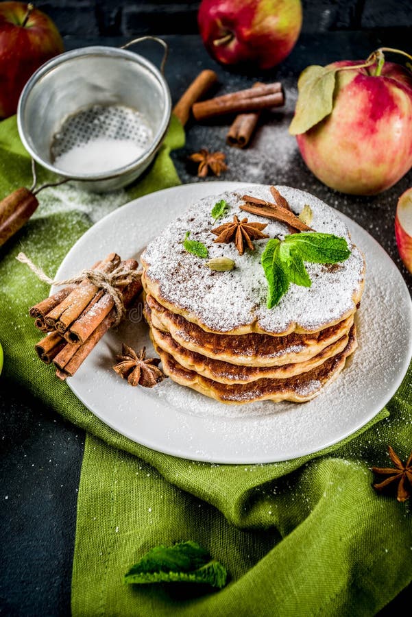 Zoete en kruidige appelpannekoeken royalty-vrije stock afbeeldingen Zoete en kruidige appelpannekoeken royalty-vrije stock afbeeldingen