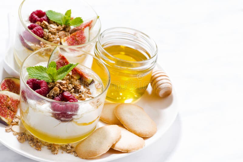 zoete Griekse yoghurt met honing, frambozen en verse fig. stock afbeelding zoete Griekse yoghurt met honing, frambozen en verse fig. stock afbeelding