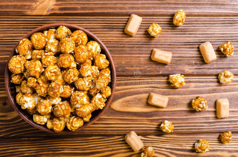 Zoete karamelpopcorn stock afbeelding Zoete karamelpopcorn stock afbeelding