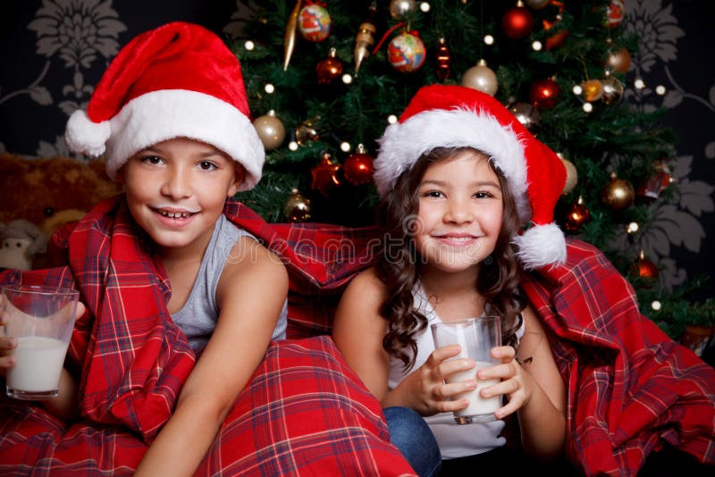 Zoete kinderen die een glas melk drinken stock foto Zoete kinderen die een glas melk drinken stock foto