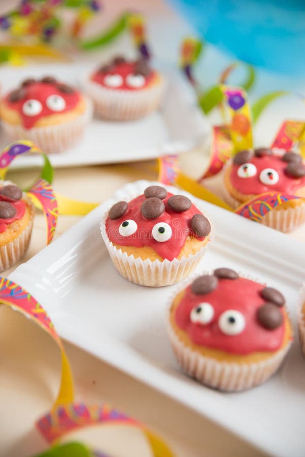 Zoete Lieveheersbeestjemuffins stock afbeeldingen