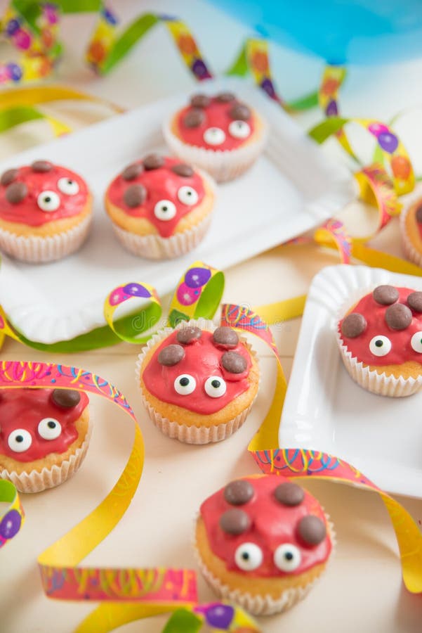 Lieve Lieveheersbeestjes Muffins stock afbeeldingen