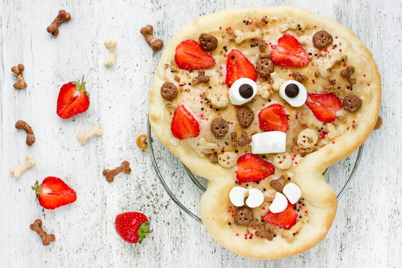 Zoete pizza in de vorm van grappige schedel om jonge geitjes in Hallowee te behandelen stock afbeelding Zoete pizza in de vorm van grappige schedel om jonge geitjes in Hallowee te behandelen stock afbeelding