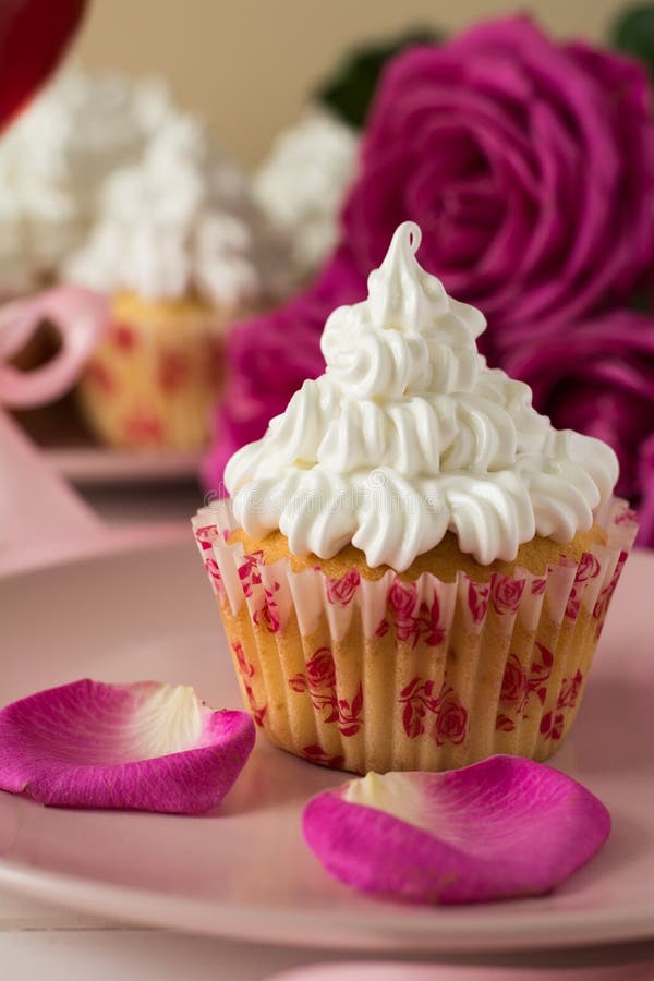 Zoete Romantische Cupcakes Voor De Dag Van Valentine ` S Stock ...