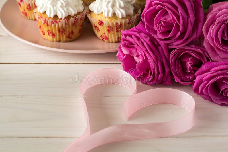 Zoete Romantische Cupcakes Voor De Dag Van Valentine ` S Stock ...