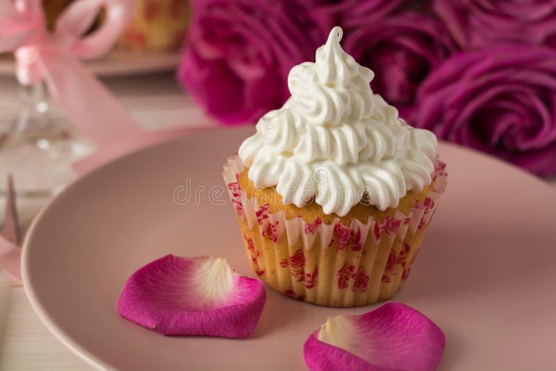 Zoete Romantische Cupcakes Voor De Dag Van Valentine ` S Stock ...