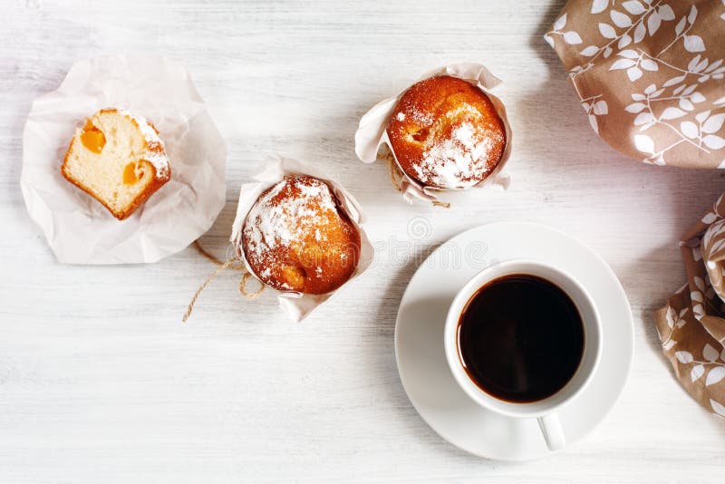 Zoete Verse Gebakken Muffins met Kop van Koffie royalty-vrije stock foto's Zoete Verse Gebakken Muffins met Kop van Koffie royalty-vrije stock foto's