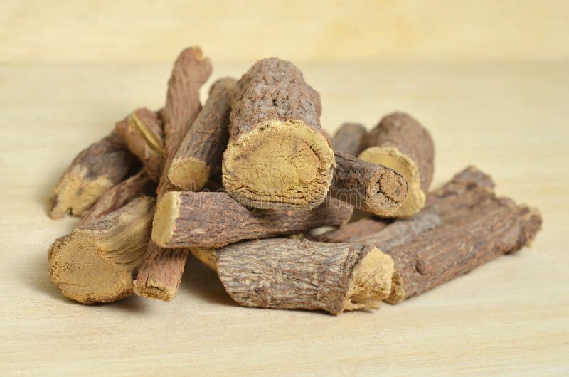 Zoethout of zoethoutwortelstokken op houten achtergrond worden geïsoleerd die stock afbeeldingen Zoethout of zoethoutwortelstokken op houten achtergrond worden geïsoleerd die stock afbeeldingen