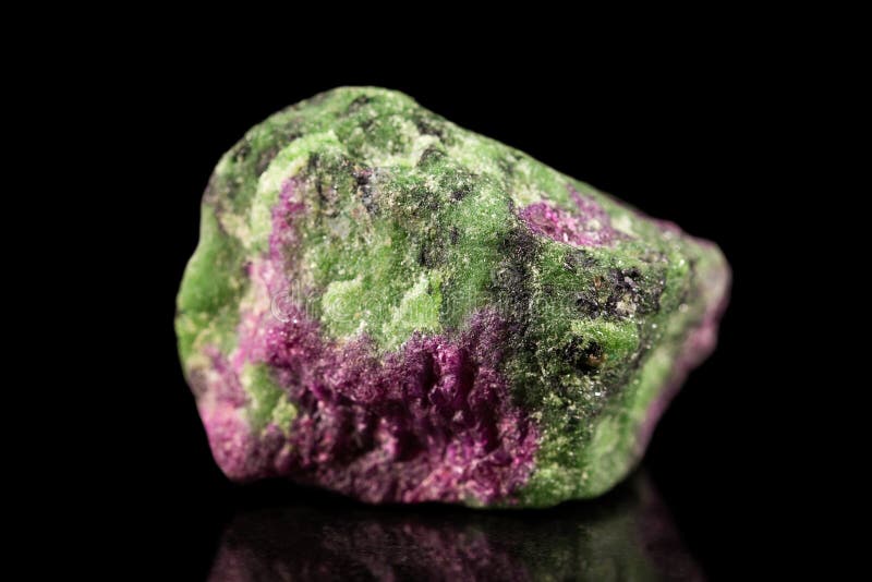 Zoisite och rubinGemstone, svart bakgrund, mineral som läker royaltyfri bild