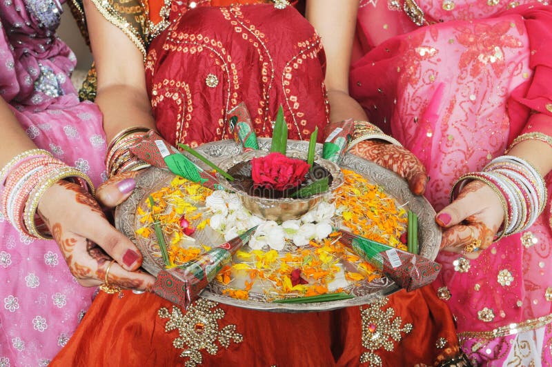 Zolla in modo bello decorata di /henna di mehendi. immagine stock libera da diritti Zolla in modo bello decorata di /henna di mehendi. immagine stock libera da diritti