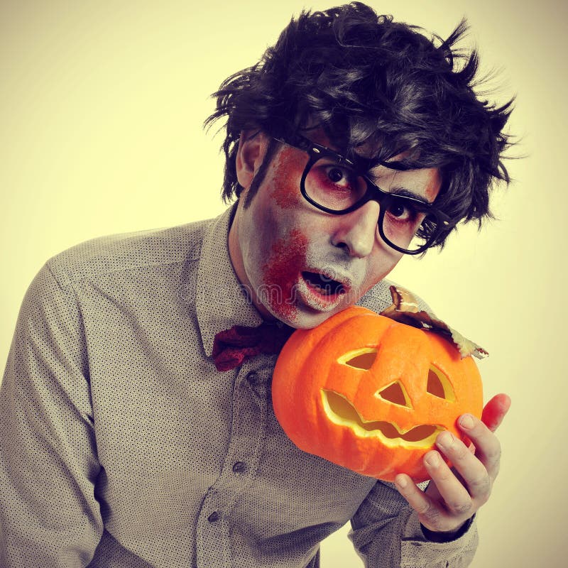 Zombie dei pantaloni a vita bassa con una presa-o-lanterna, con un retro effetto immagini stock libere da diritti Zombie dei pantaloni a vita bassa con una presa-o-lanterna, con un retro effetto immagini stock libere da diritti