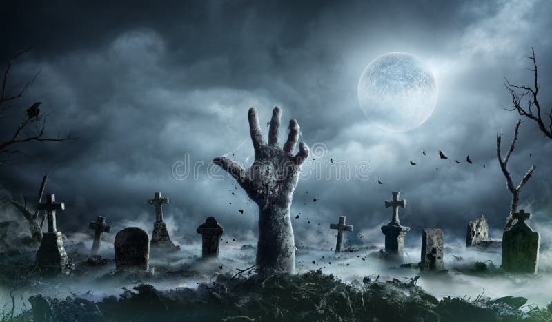 Zombiehand die uit een Kerkhof toenemen stock foto Zombiehand die uit een Kerkhof toenemen stock foto