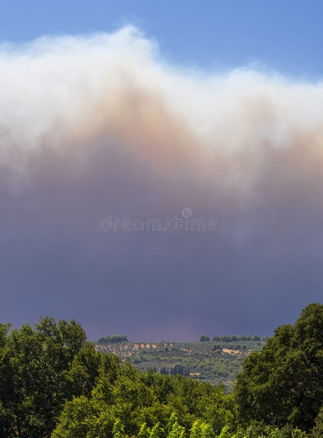 Zombrand brandstichting met grote rook in de bergen in een Grieks dorp op het Griekse eiland Evia, Griekenland royalty-vrije stock fotografie Zombrand brandstichting met grote rook in de bergen in een Grieks dorp op het Griekse eiland Evia, Griekenland royalty-vrije stock fotografie