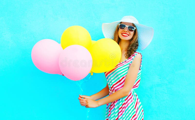 Zomer! Manier glimlachende vrouw met een lucht kleurrijke ballons stock fotografie Zomer! Manier glimlachende vrouw met een lucht kleurrijke ballons stock fotografie