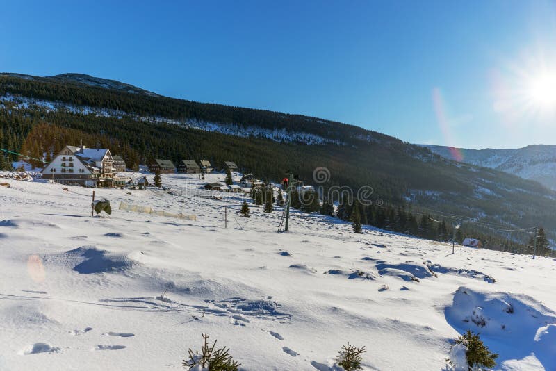 Zon die met lensgloed glanzen over sneeuw behandelde Reuzebergen royalty-vrije stock afbeeldingen Zon die met lensgloed glanzen over sneeuw behandelde Reuzebergen royalty-vrije stock afbeeldingen
