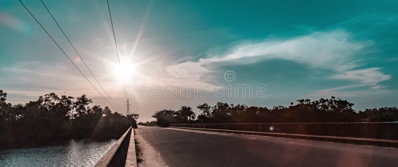 Zon die over een brug dicht bij een Estuarium van de Atlantische Oceaan in Lagos Nigeria Afrika wordt geplaatst royalty-vrije stock afbeeldingen Zon die over een brug dicht bij een Estuarium van de Atlantische Oceaan in Lagos Nigeria Afrika wordt geplaatst royalty-vrije stock afbeeldingen