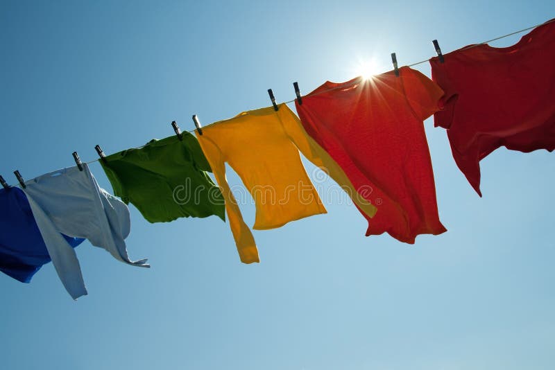Zon die over een heldere wasserijlijn glanst stock afbeelding Zon die over een heldere wasserijlijn glanst stock afbeelding