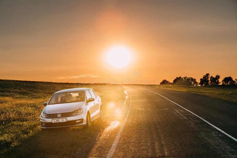 Zon die over VW Volkswagen Polo Vento Sedan Car Parking dichtbij toenemen royalty-vrije stock fotografie Zon die over VW Volkswagen Polo Vento Sedan Car Parking dichtbij toenemen royalty-vrije stock fotografie