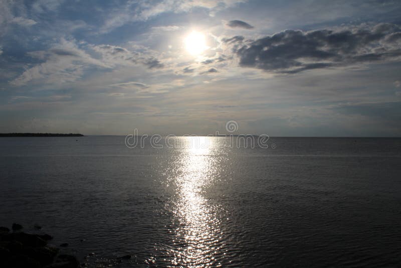 Zon die overzees bij de baai van Herne overdenken royalty-vrije stock foto Zon die overzees bij de baai van Herne overdenken royalty-vrije stock foto