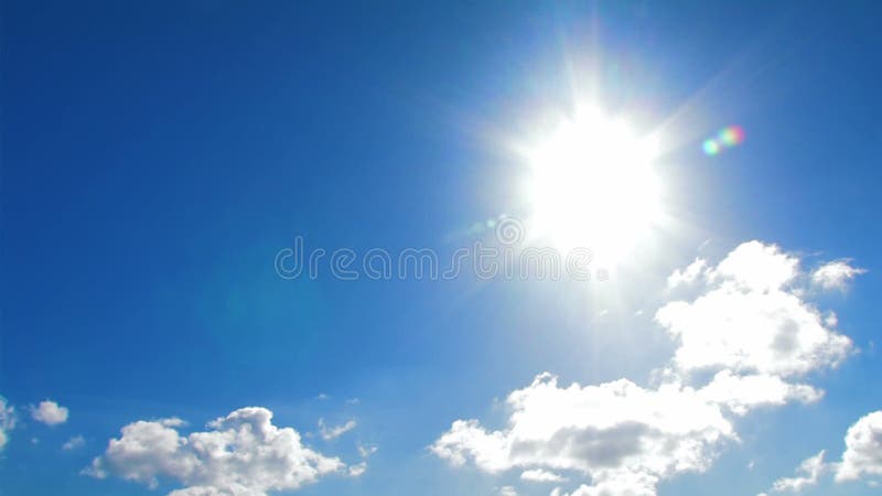 Zon en blauwe hemel met wolken stock video Zon en blauwe hemel met wolken stock video