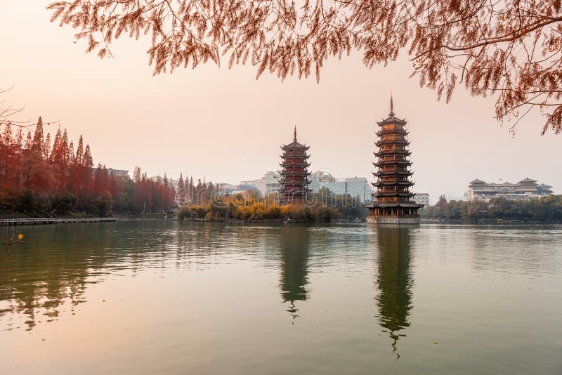 Zon-maan Torens in zonsondergang, Guilin stock afbeeldingen Zon-maan Torens in zonsondergang, Guilin stock afbeeldingen