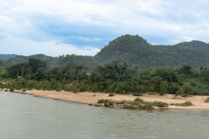 Zona de coastă. există un râu Moei care curge prin el. fundalul este format din păduri și munți înalți. stock image