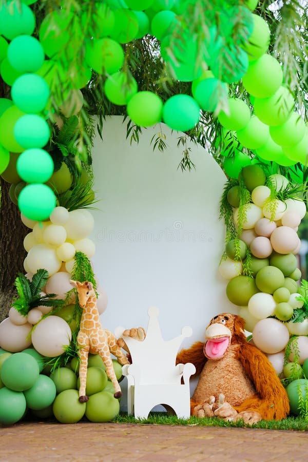 Zona De Fotos Para Una Fiesta Infantil Con Un Bar De Caramelos. Decoración  De Cumpleaños. Imagen de archivo - Imagen de postre, decorativo: 205676393