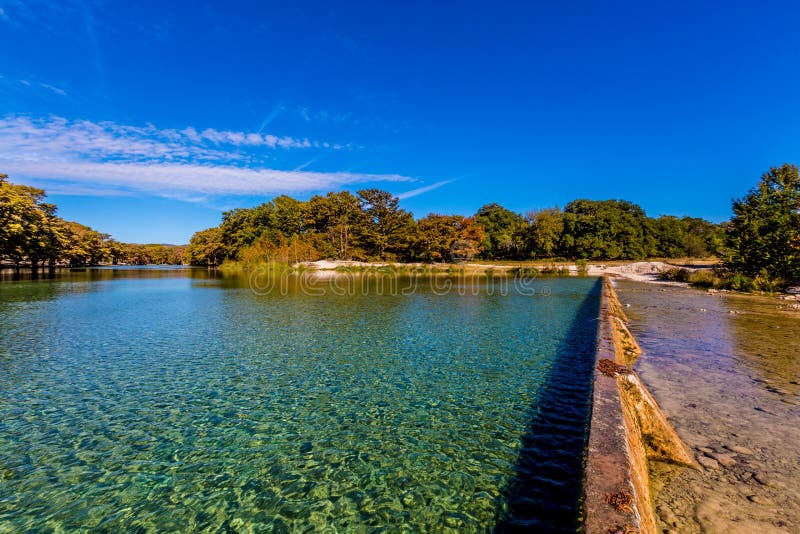 Zona de înot a fluviului Frio, limpede, din cristal, în parcul național Garner. royalty free stock image