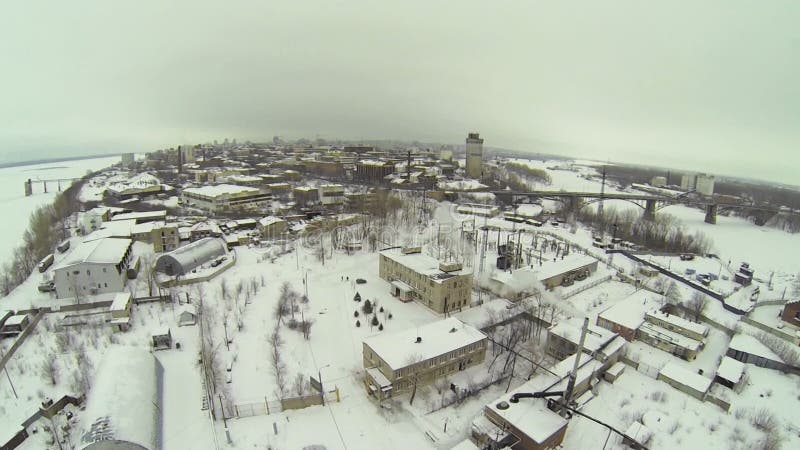 Zona industrial de la ciudad costera con tráfico en almacen de video