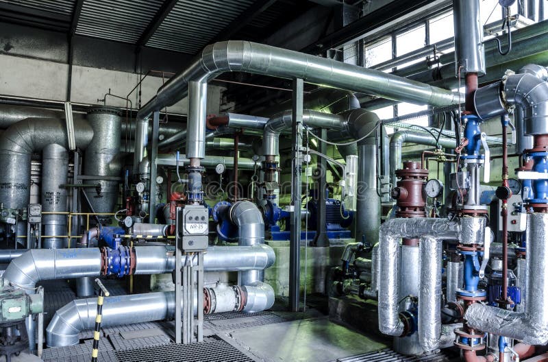Zona industriale, condutture d'acciaio ed attrezzature nel potere termico immagine stock Zona industriale, condutture d'acciaio ed attrezzature nel potere termico immagine stock