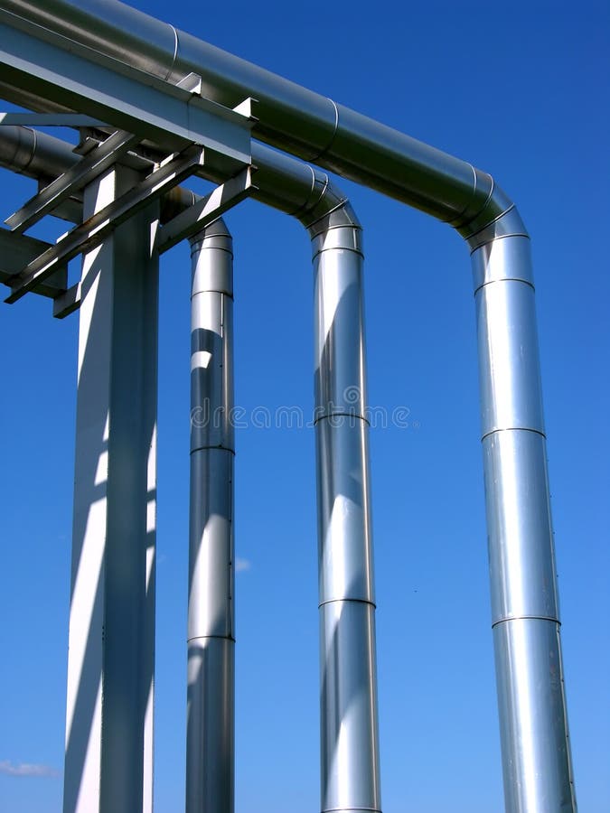 Zona industriale, condutture d'acciaio su cielo blu immagine stock Zona industriale, condutture d'acciaio su cielo blu immagine stock