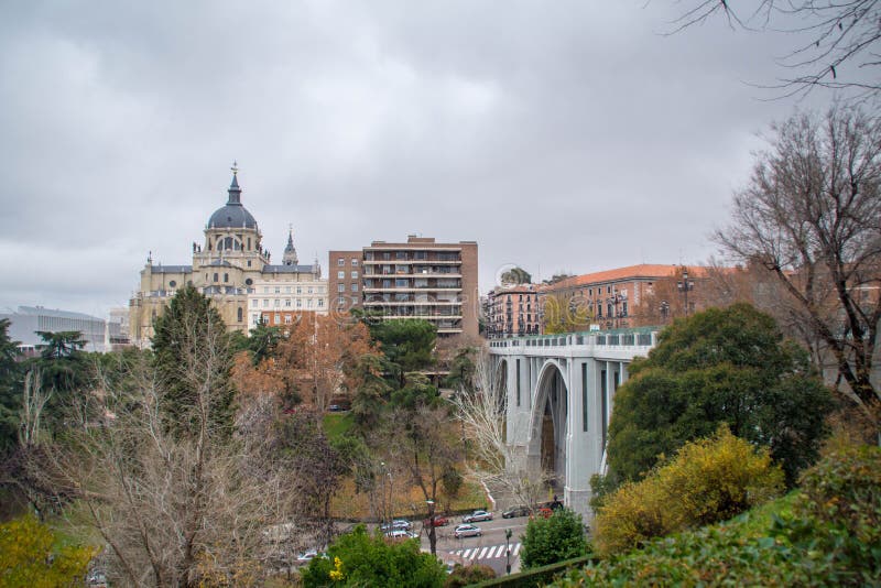 Zona residenziale di Madrid, vista ad Almudena Cathedral fotografie stock Zona residenziale di Madrid, vista ad Almudena Cathedral fotografie stock