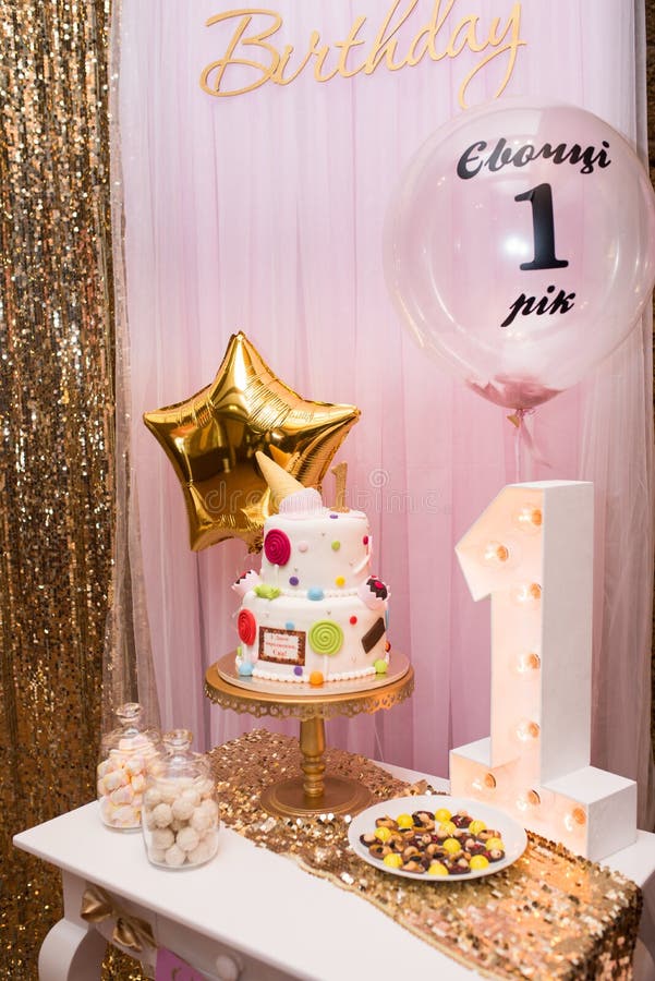 Zone De Photo Du ` S D'enfants Avec Des Bonbons Et Ballons Décorations Pour  Une Fête D'anniversaire De Girlâ€™s D'un an Image stock - Image du gâteau,  rose: 112556375