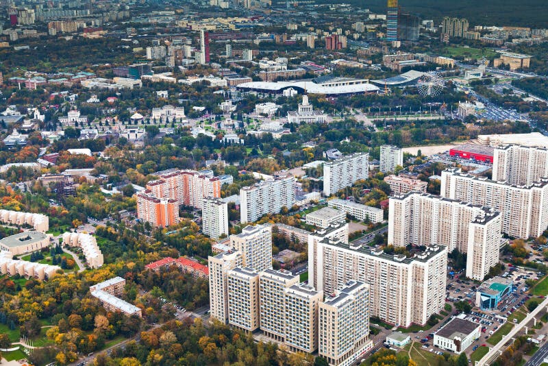Zones résidentielles urbaines modernes en jour d'automne images libres de droits Zones résidentielles urbaines modernes en jour d'automne images libres de droits