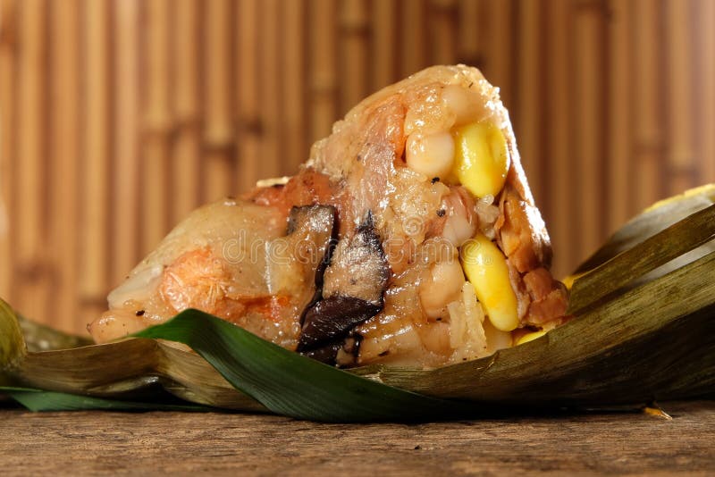 Zongzi o gnocchi del riso appiccicoso del cinese tradizionale fotografia stock Zongzi o gnocchi del riso appiccicoso del cinese tradizionale fotografia stock