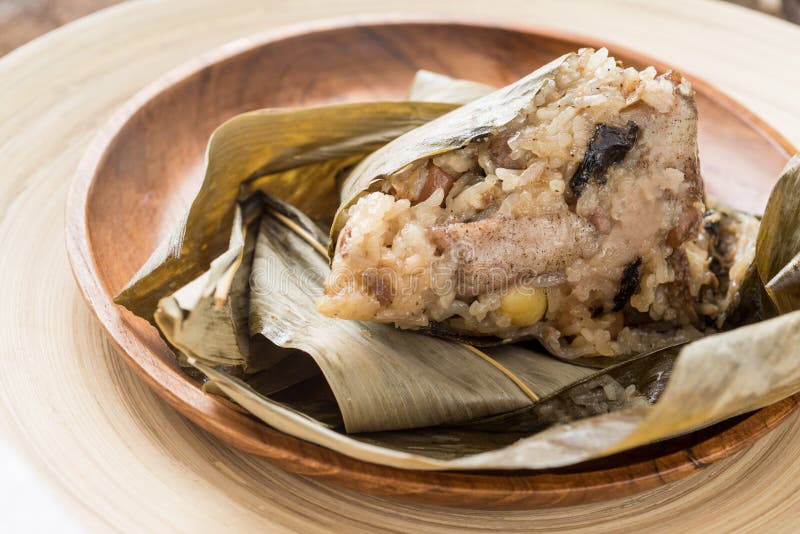 Zongzi o gnocco del riso appiccicoso fotografie stock Zongzi o gnocco del riso appiccicoso fotografie stock