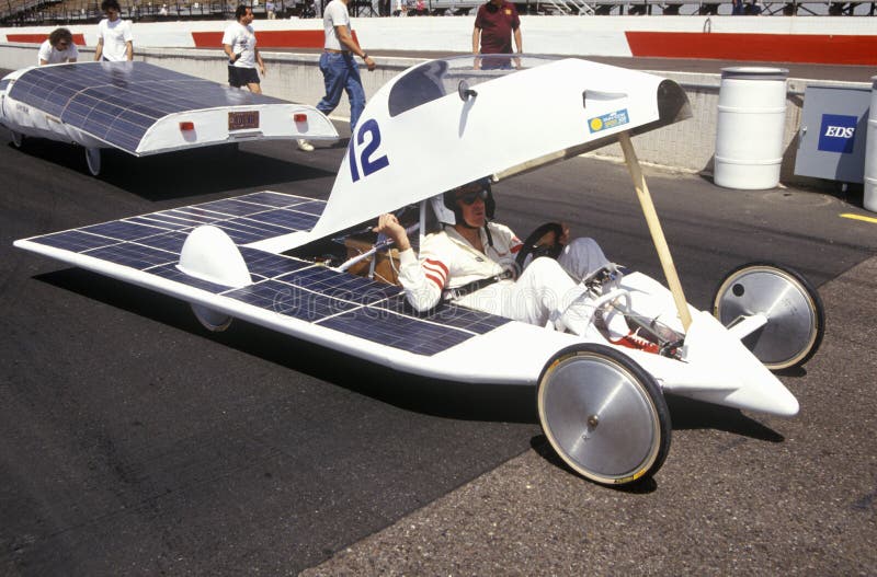 Zonne aangedreven auto bij Zonne en Elektrische 500, AZ royalty-vrije stock foto Zonne aangedreven auto bij Zonne en Elektrische 500, AZ royalty-vrije stock foto