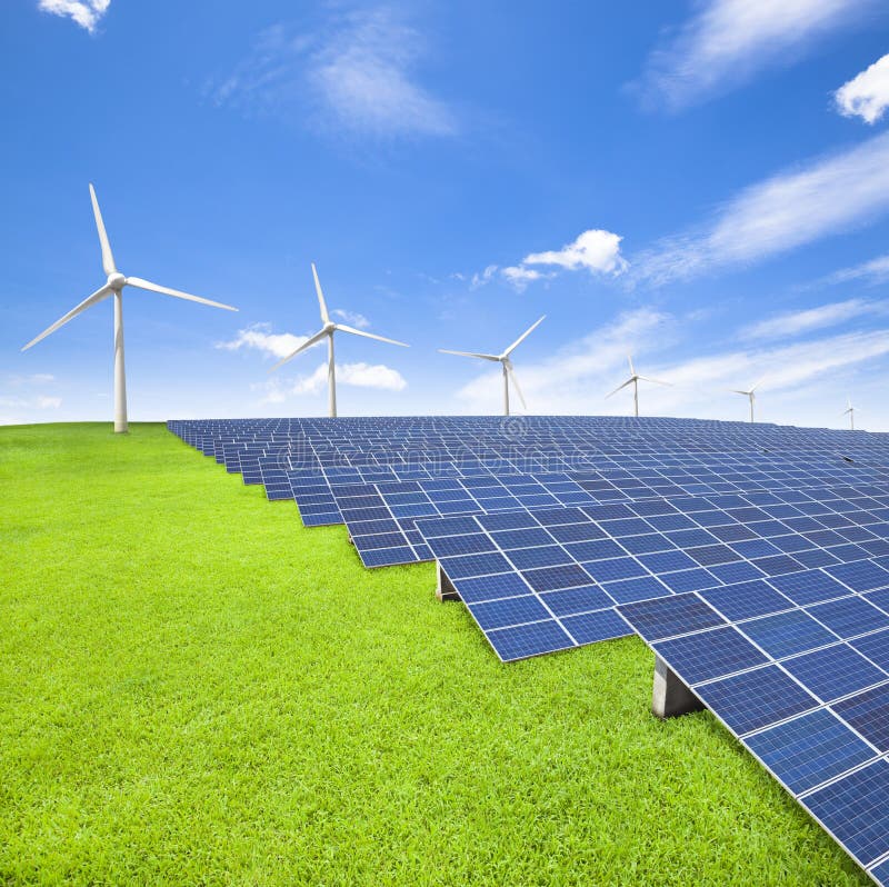 Zonne-energiepanelen en windturbine stock fotografie Zonne-energiepanelen en windturbine stock fotografie